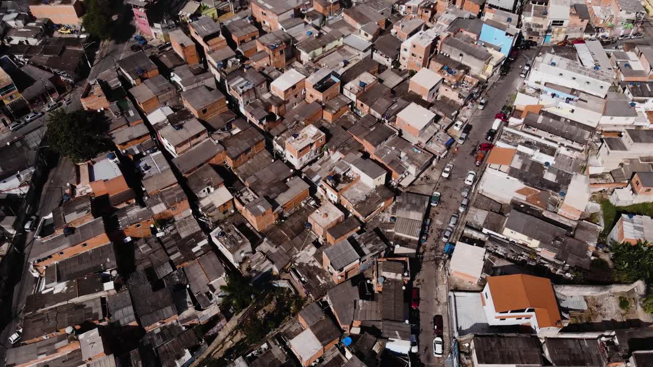drone volando con la cámara inclinada hacia abajo sobre são mateus, uno de los barrios marginales más grandes de são paulo, brasil