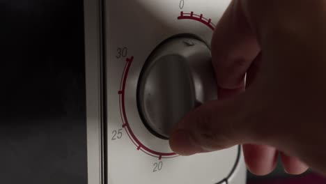 la perilla de control del temporizador del horno de microondas que se apaga a mano