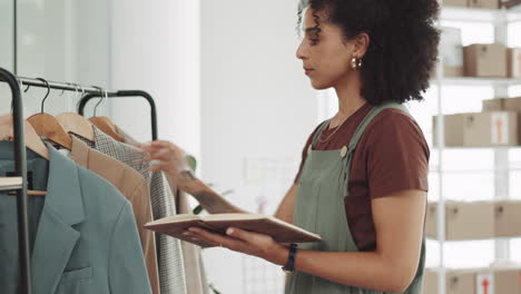 Mujer,-Diseñadora-De-Moda-Y-Perchero-Para-Pedir-Ropa.