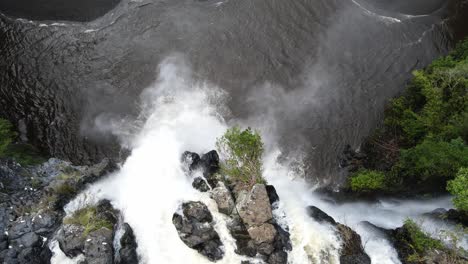 imágenes de drones de arriba hacia abajo de las cataratas del niágara en la isla de la reunión con el estacionamiento y el campo de hierba