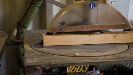 Cutting-wood-with-a-machine