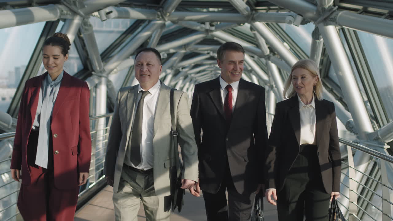 успешная деловая команда идет по стеклянному мосту.