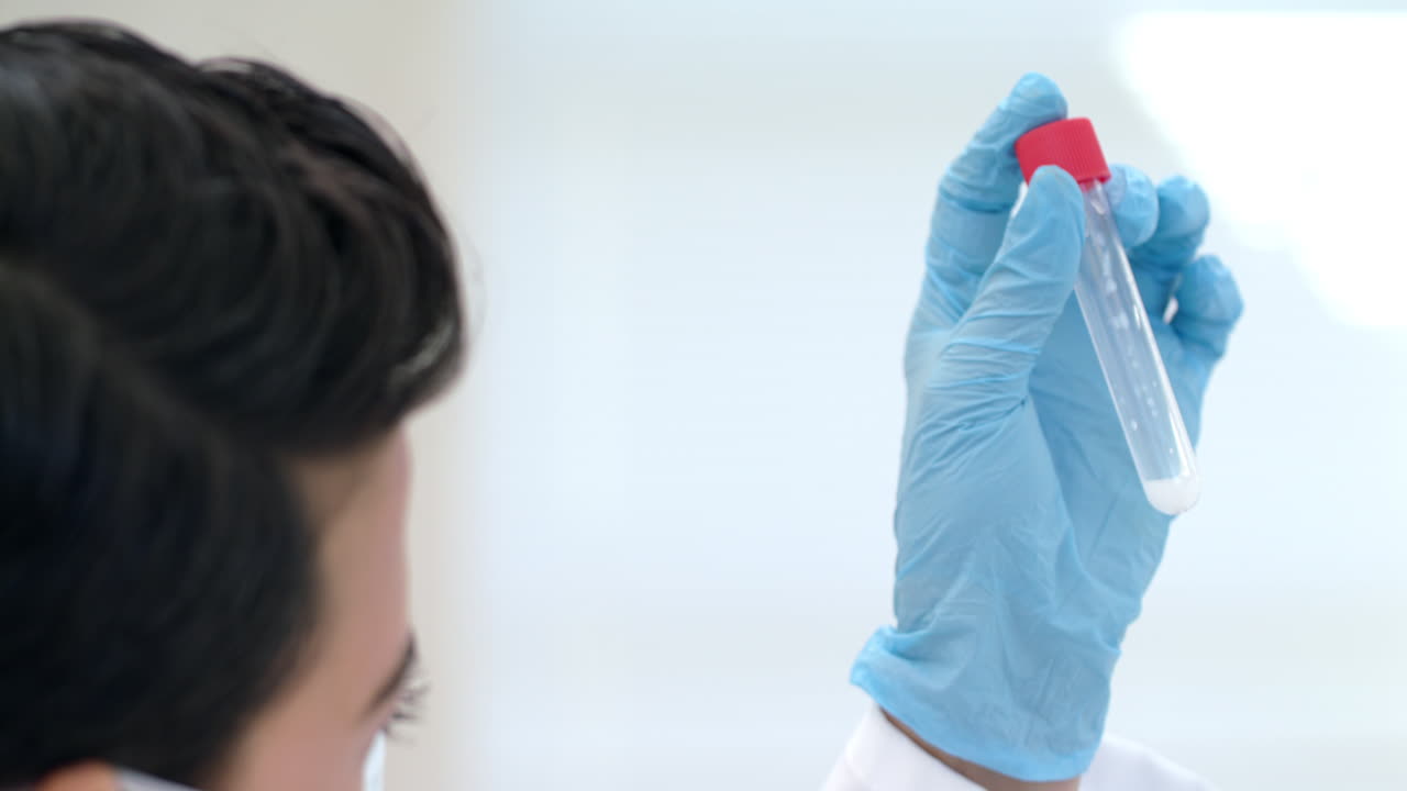 analizando muestras en el laboratorio