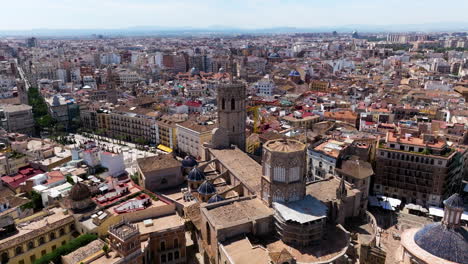 Edificios-De-La-Ciudad-Vieja-Con-La-Catedral-Católica-En-Valencia,-España---Toma-Aérea-De-Drones