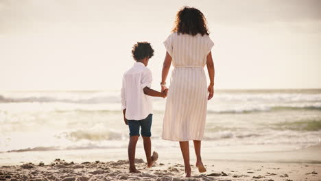 Strand,-Rücken-Und-Mutter,-Die-Händchen-Mit-Dem-Jungen-Hält