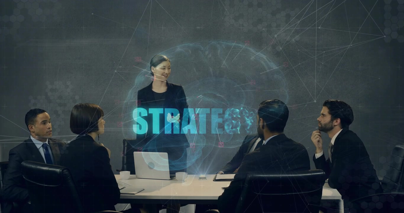 Præsentator står ved et bord og gestikulerer mod midten, hvor blå energi formes til en STRATEGI for et forretningsteam.