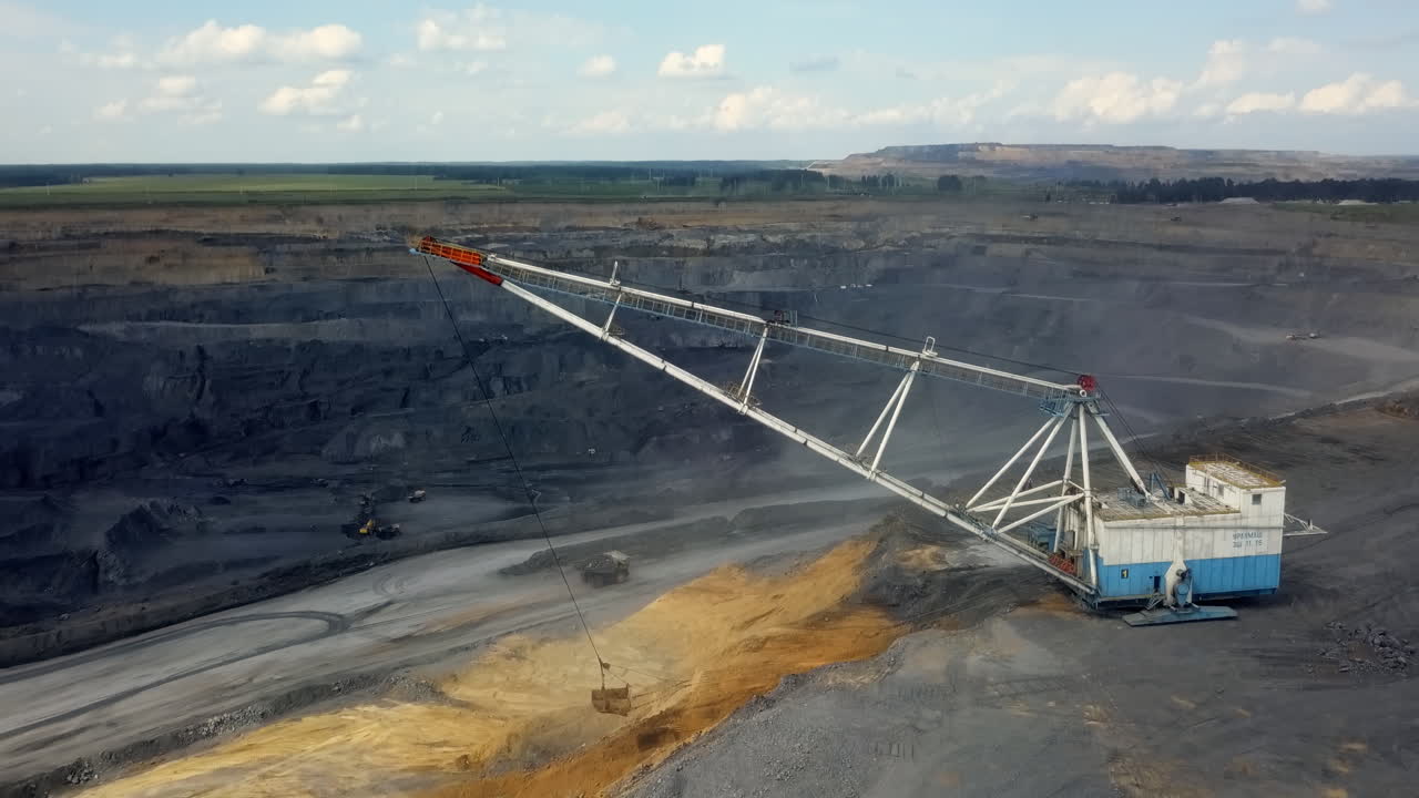 открытая угольная шахта с экскаватором с ведровым колесом