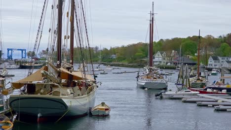 Nahaufnahme-Eines-Großen-Schiffes-In-Der-Hafengegend-Von-Camden,-Maine