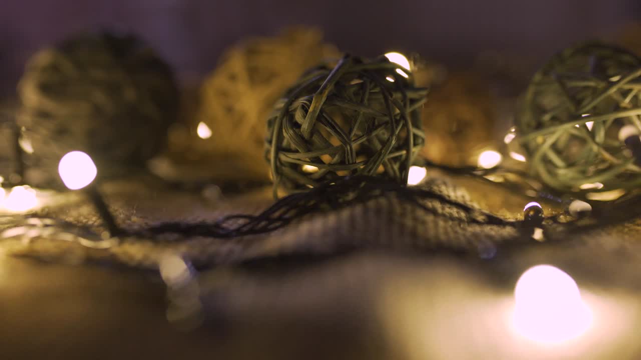 close-up рождественская гирлянда и вручную сделанные шары на игровой площадке с золотыми огнями. рождественский концепт. декорация дома