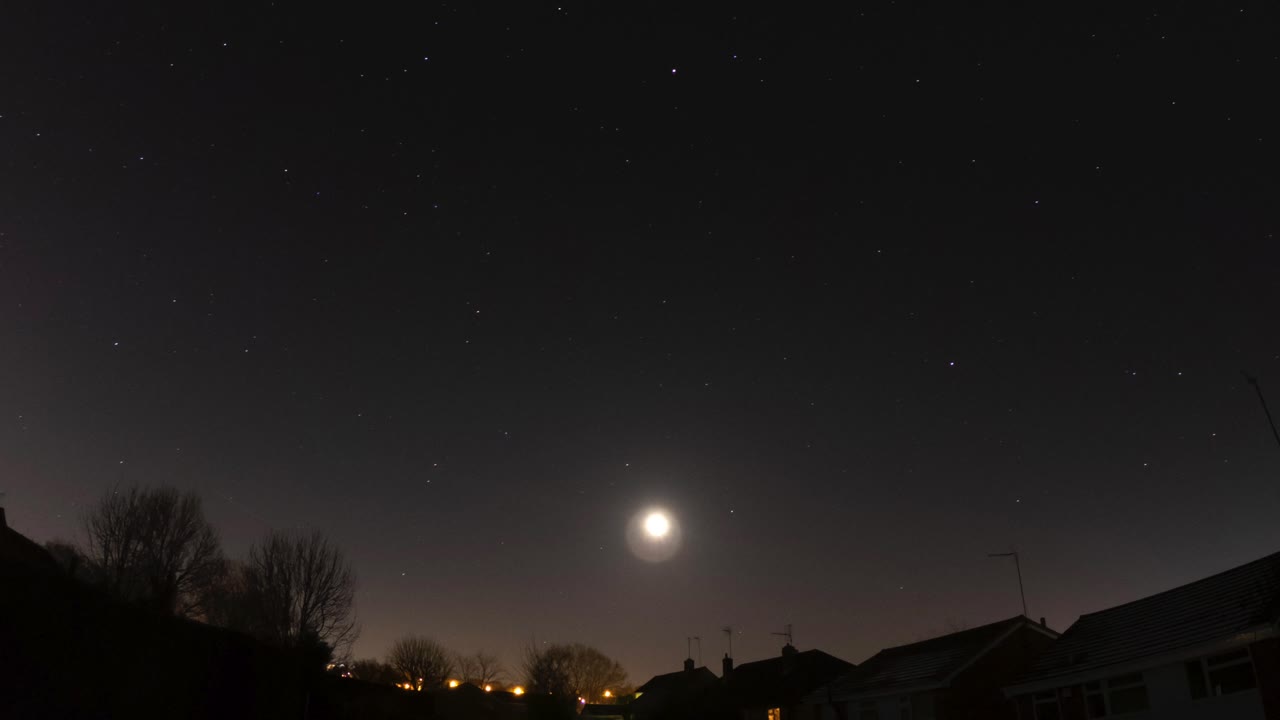 Bulan Musim Dingin Melintasi Langit Tenggara Bertabur Bintang Menuju Fajar Berkabut di Inggris Raya