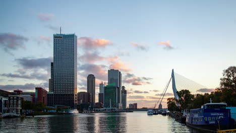 puesta de sol de otoño en el paseo marítimo de rotterdam
