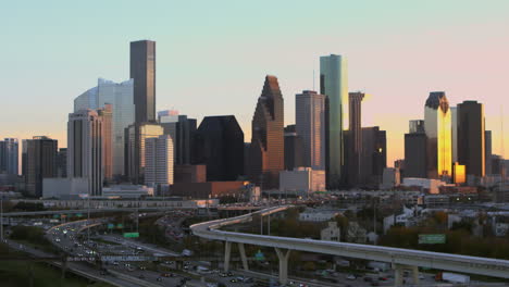 Toma-Panorámica-Hacia-La-Derecha-Del-Centro-De-Houston,-Texas,-Durante-La-Puesta-De-Sol.