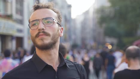 la personne qui cherche quelqu'un dans la foule.