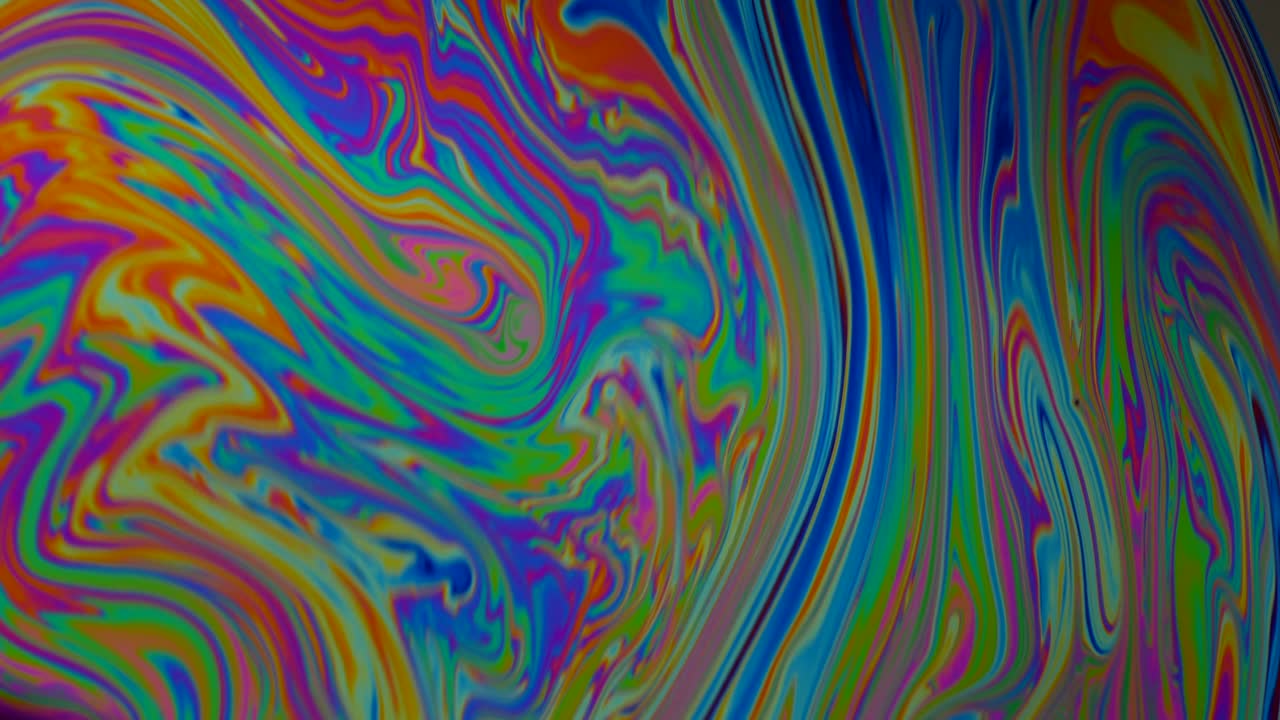 piel de pompas de jabón con los colores del arco iris en el río