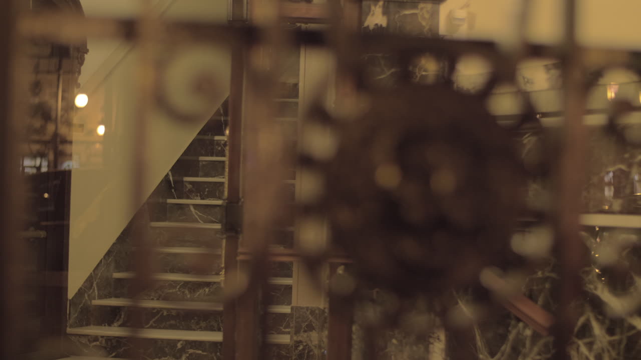 사자의 머리가 있는 도자기 철의 문