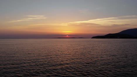 Luftvorwärtsflug-über-Das-Marmarameer-Bei-Sonnenuntergang,-Wenn-Die-Sonne-Hinter-Den-Wolken,-Türkei