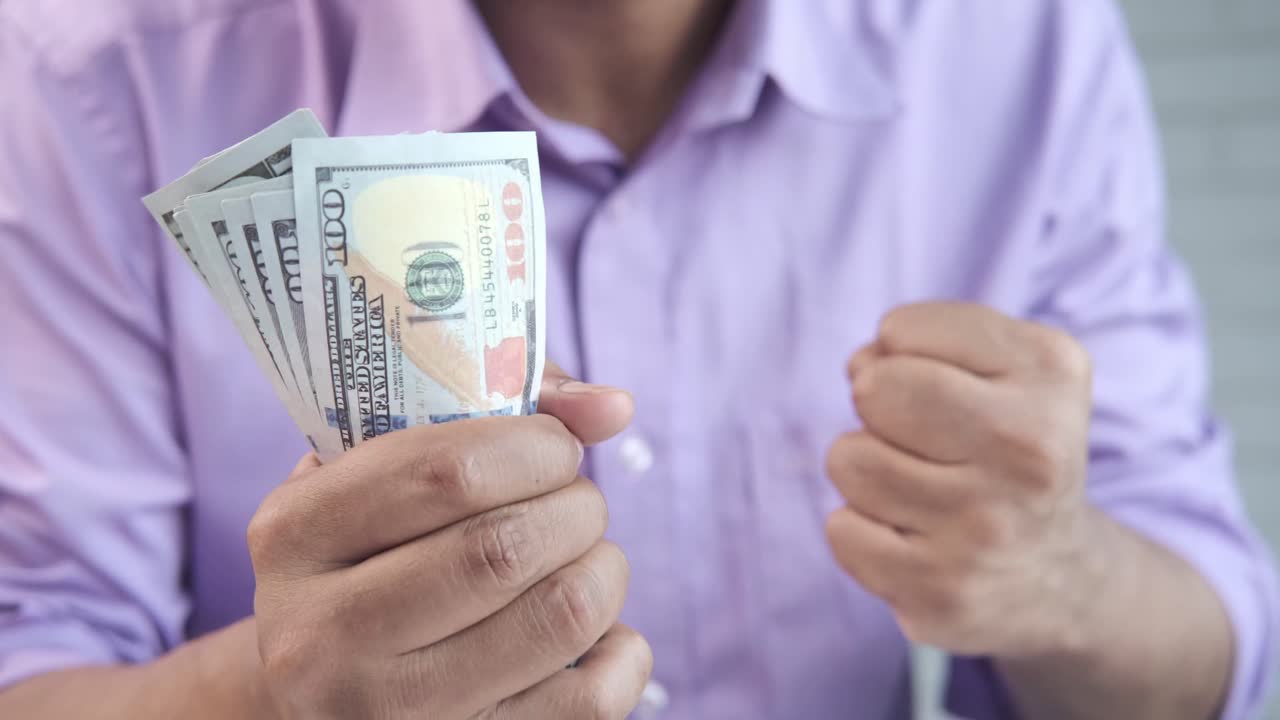 미국 달러를 쳐놓은 사람