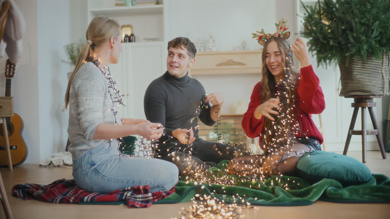 amigos con luces brillantes sentados en casa