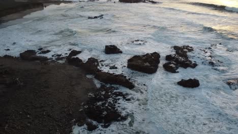 Luftbild-Drohnenvideo-Vom-Pescadero-State-Beach-Mit-Rotierendem-Kamerawinkel-Bei-Sonnenuntergang