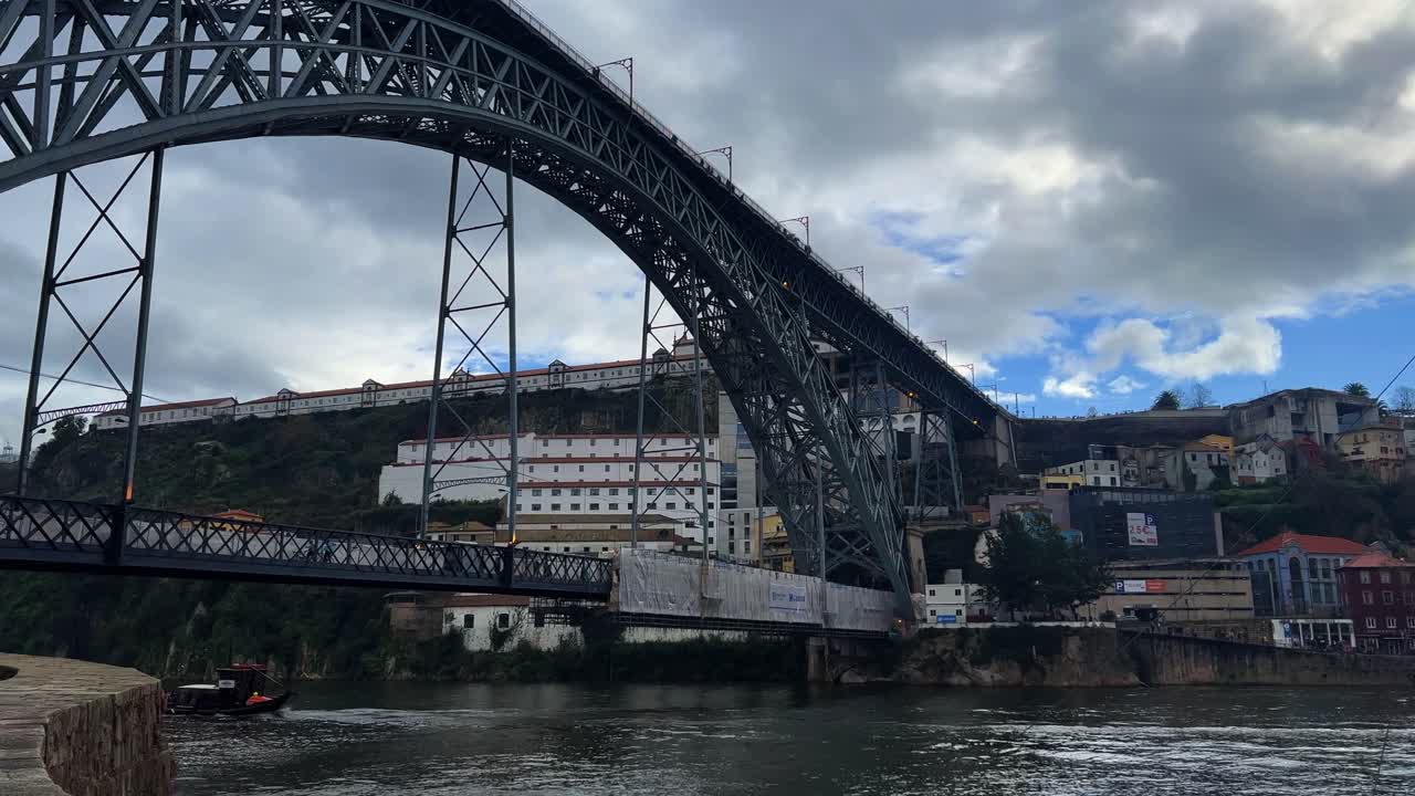 돔 루이스 1 다리, 도우로 강, 포르토 시가 내려다보이는 포르투갈 포르토