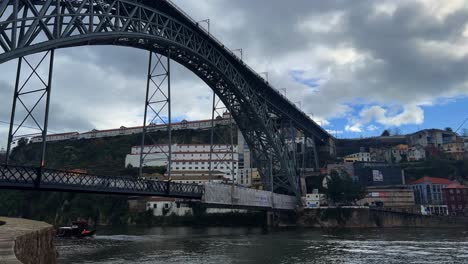 Porto,-Portugal-Von-Oben-Mit-Blick-Auf-Die-Brücke-Dom-Luis-1,-Den-Fluss-Douro-Und-Die-Stadt-Porto