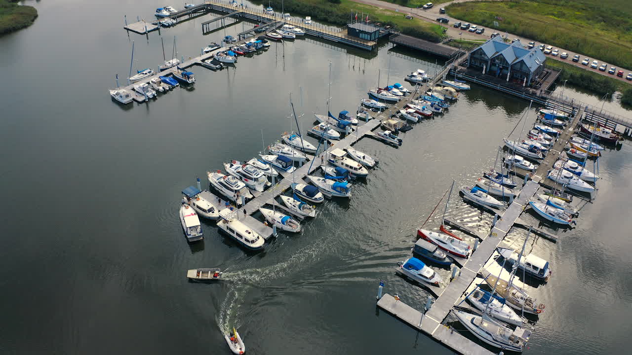 Flygfotografering av drönare som flyger runt marinan i Blotnik, Pomeranska vojvodskapet, Polen med motorbåtar och yachter.