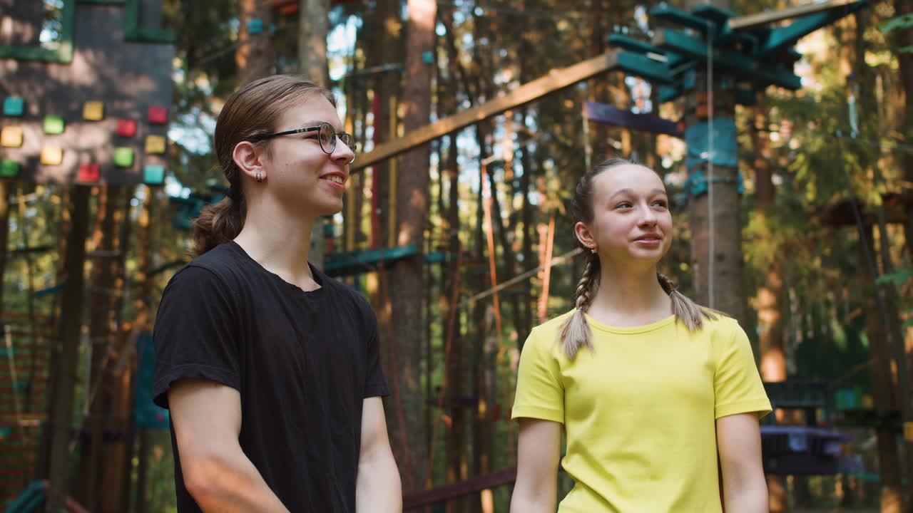 모험 캠프에 있는 사람들