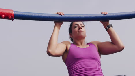 mujer caucásica trabajando en los muelles