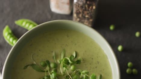 Video-Von-Grüner-Erbsensuppe-In-Einer-Schüssel-Auf-Einem-Grauen-Tisch