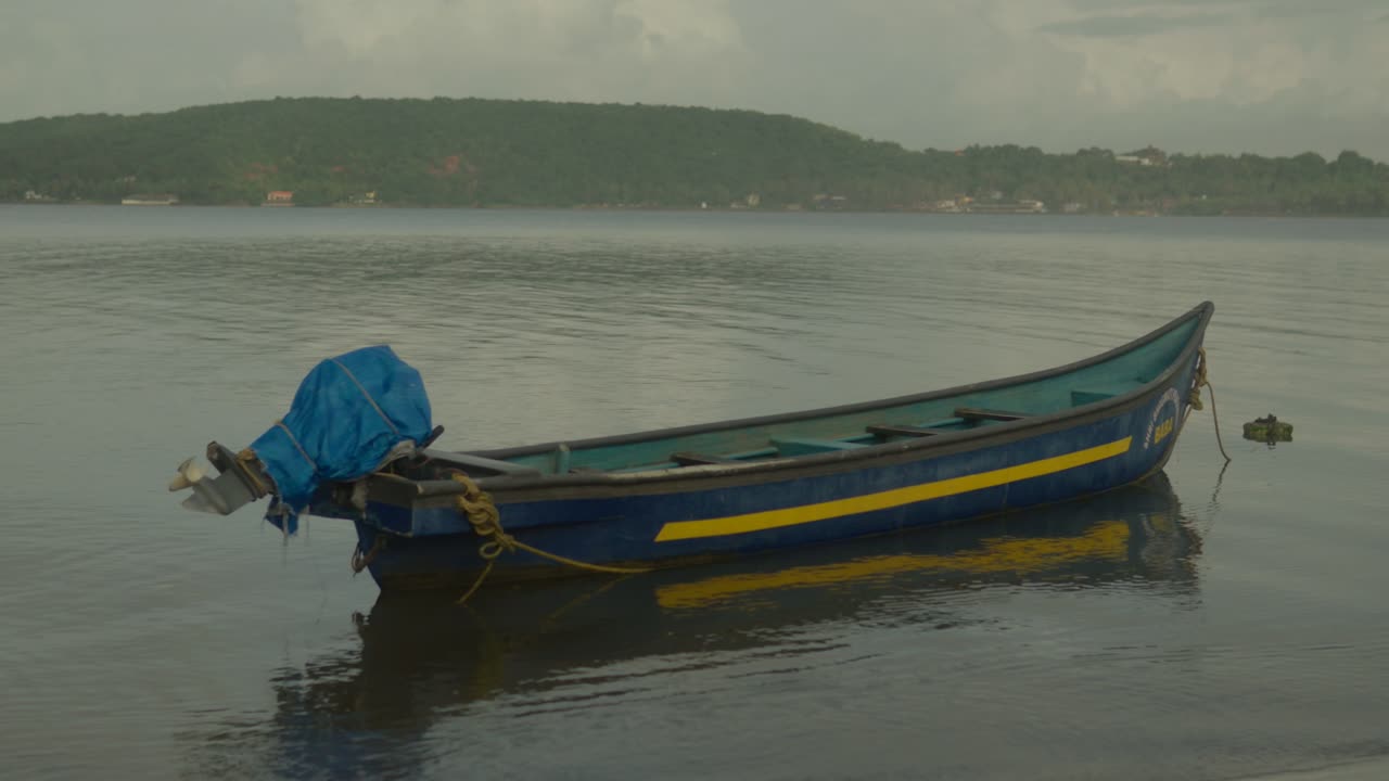 un barco de pesca flotando cerca de la playa