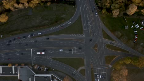 Blick-Von-Oben-Nach-Unten-Auf-Eine-Belebte-Und-Hektische-Straßenkreuzung