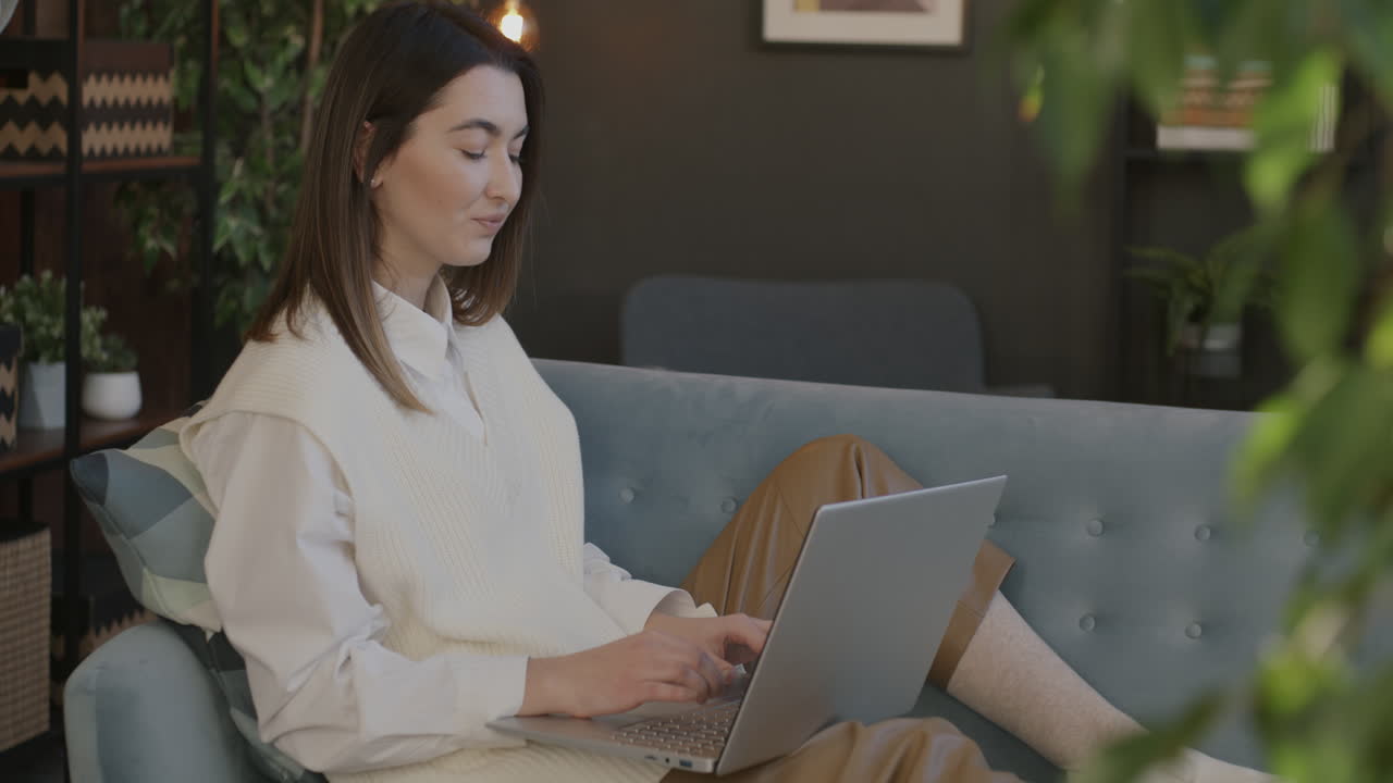 mujer trabajando en la computadora portátil en casa