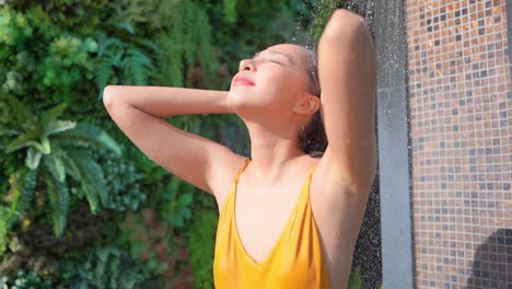 Nahaufnahme-Einer-Frau,-Die-Sich-Nach-Dem-Schwimmen-Aus-Ihren-Haaren-Erhebt