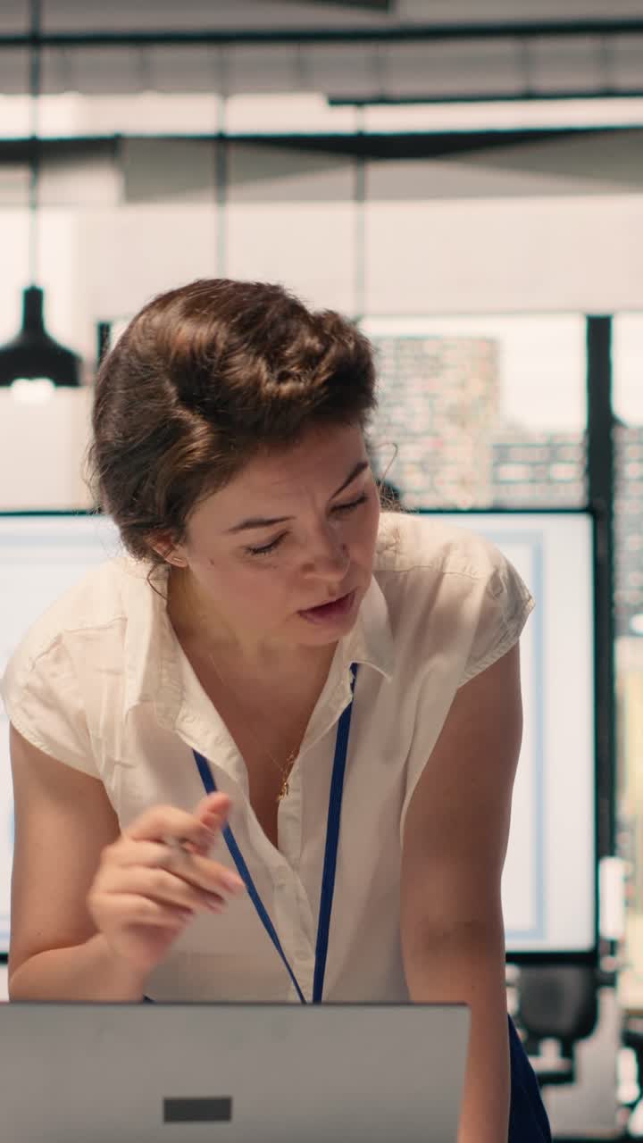Video verticale. Ufficio commerciale vuoto, ambiente di lavoro con forniture, arredamento moderno.