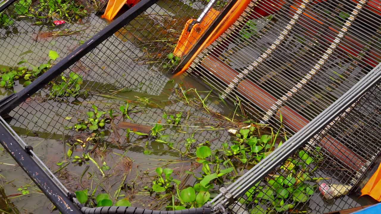 la red del barco dragador está estacionada en el puerto