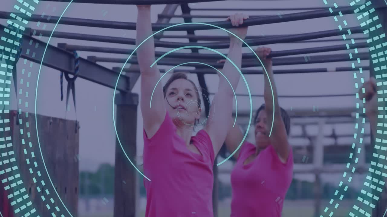 animación de escaneo de alcance sobre diversas mujeres en una carrera de obstáculos colgando.