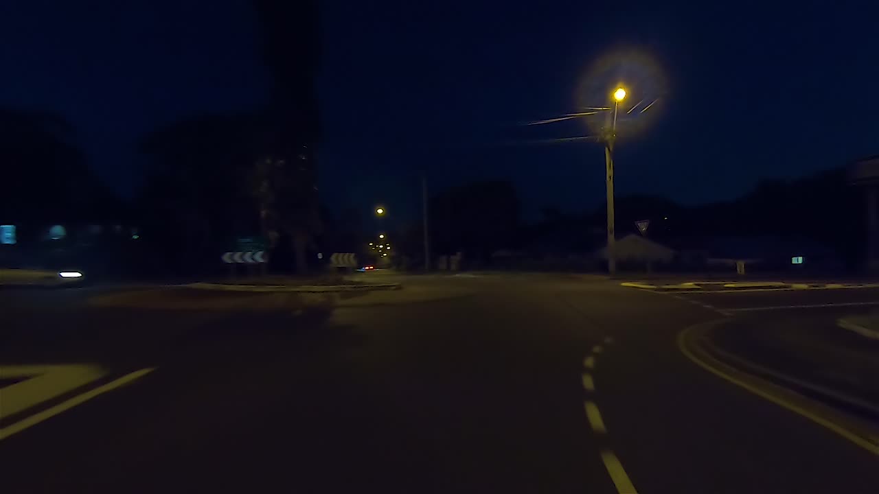 실내 자동차 장면 녹색 화면 교체를 위한 후방 야간 운전 관점 pov - 작은 원형 교차로에서 어둡고 조용한 교외 거리로 우회전