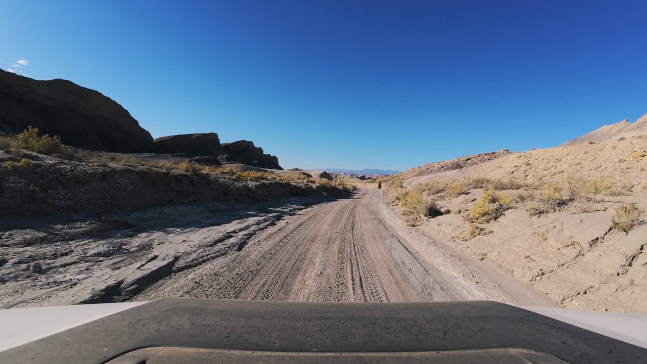 pov conduciendo 4x4 fuera de carretera a través del escarpado paisaje del desierto de utah