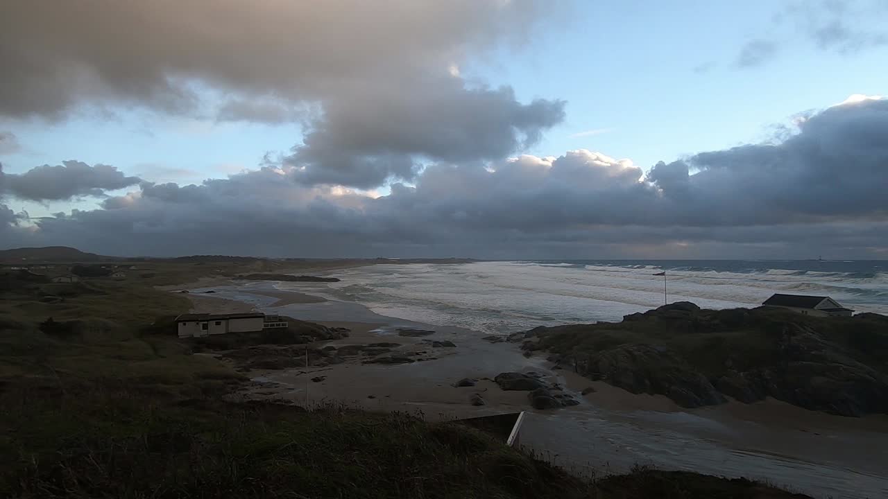 시골에서 폭풍우 치는 오후