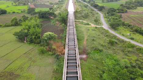 Erstaunliche-Kanalbrücke-In-Der-Nähe-Der-Straße,-Drohnenansicht-Von-Oben,-Karnataka,-Mysure,-Mysore
