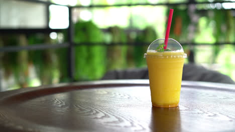 Frisches-Mango-Smoothies-Glas-Im-Café-Restaurant