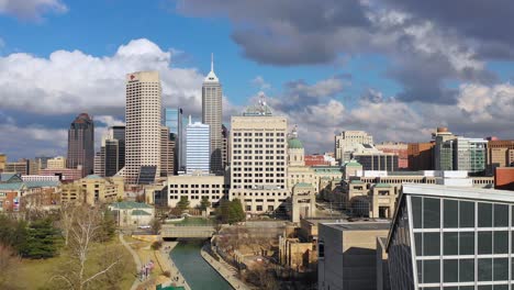 Einrichtung-Einer-Luftdrohnenaufnahme-Der-Skyline-Der-Innenstadt-Und-Eines-Spaziergangs-Am-Flussufer-Indianapolis-Indiana-3