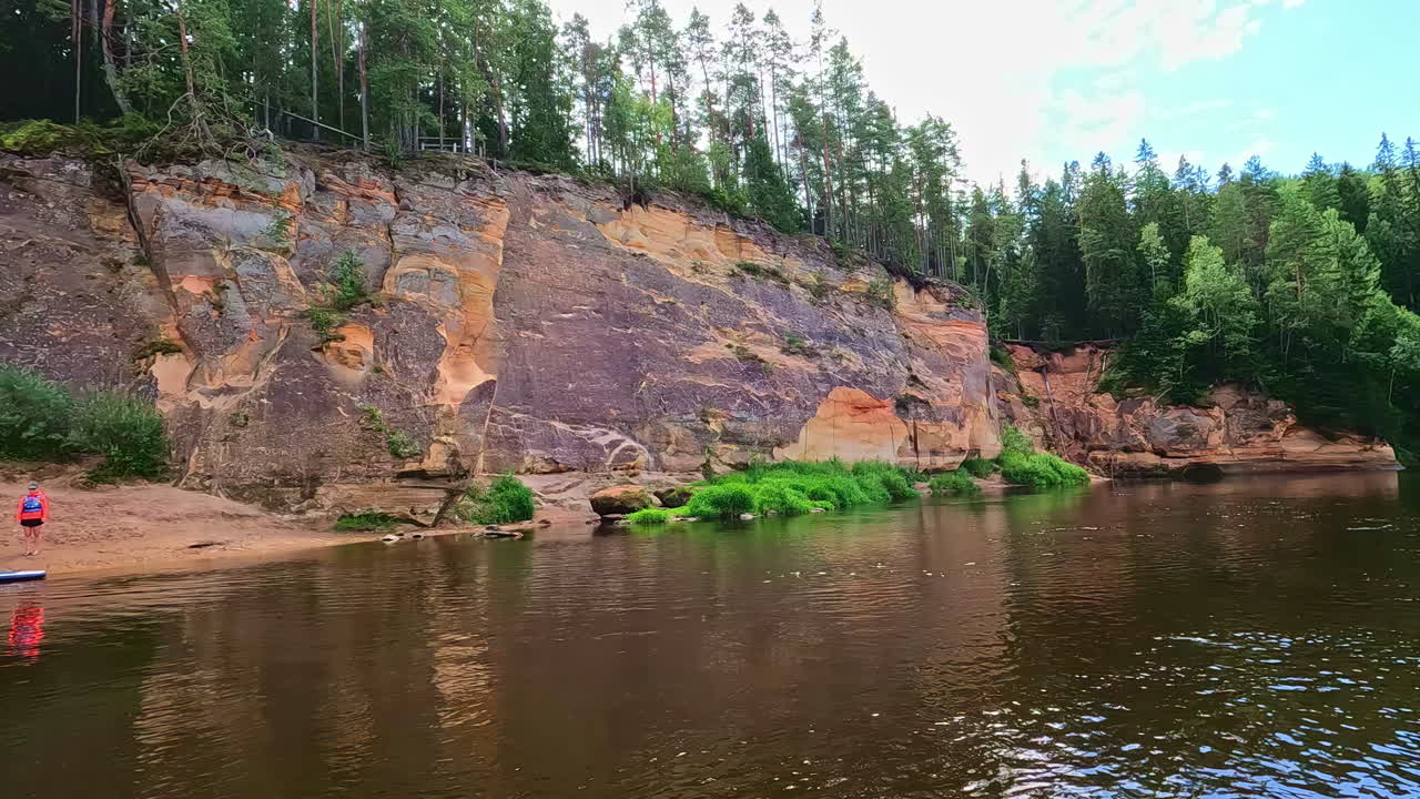 hermosos acantilados de erglu en el paisaje salvaje y natural de letonia, vista en movimiento