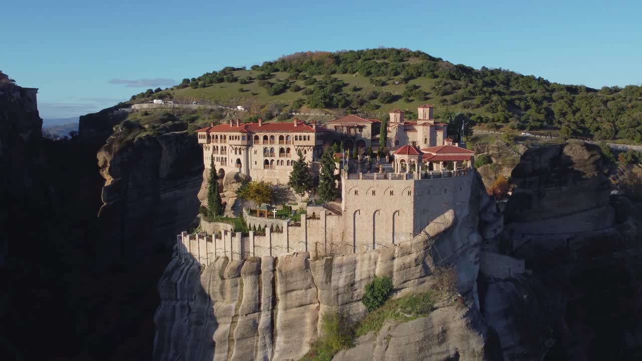 4k monasterio de meteora de varlaam, monasterio en una montaña a la izquierda, primer plano - dron aéreo, μετέωρα, ελληνικά meteora grecia, formación de roca vertical, colores de otoño, puesta de sol, antigua grecia, cine