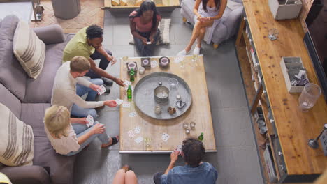 Fotografía-Cenital-De-Un-Grupo-Multicultural-De-Amigos-En-Casa-Jugando-A-Las-Cartas-Y-Bebiendo-Cerveza-Y-Vino.