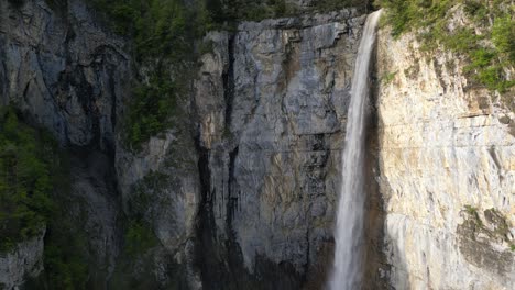 la cascada de seerenbachfälle que cae desde los largos acantilados en amden, suiza