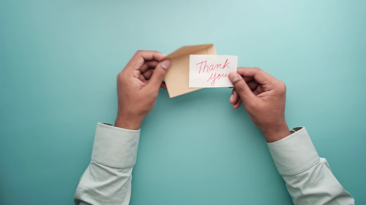 감사 편지 와 봉투 를 들고 있는 손