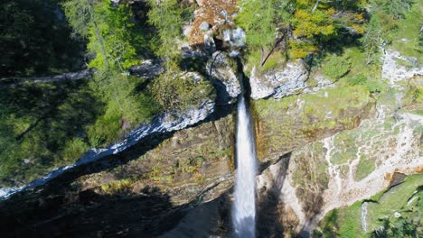 explorando vastas cataratas pericnik eslovenia aérea descendente