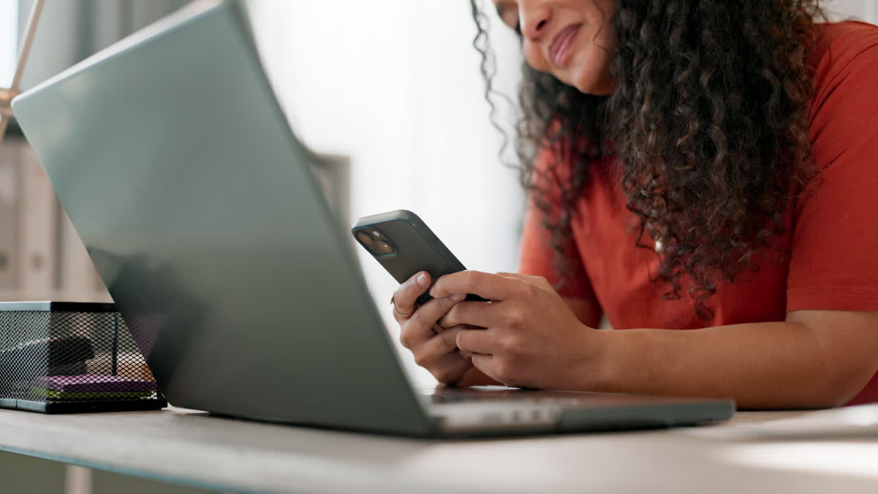 teléfono, portátil y mujer en la red de la oficina