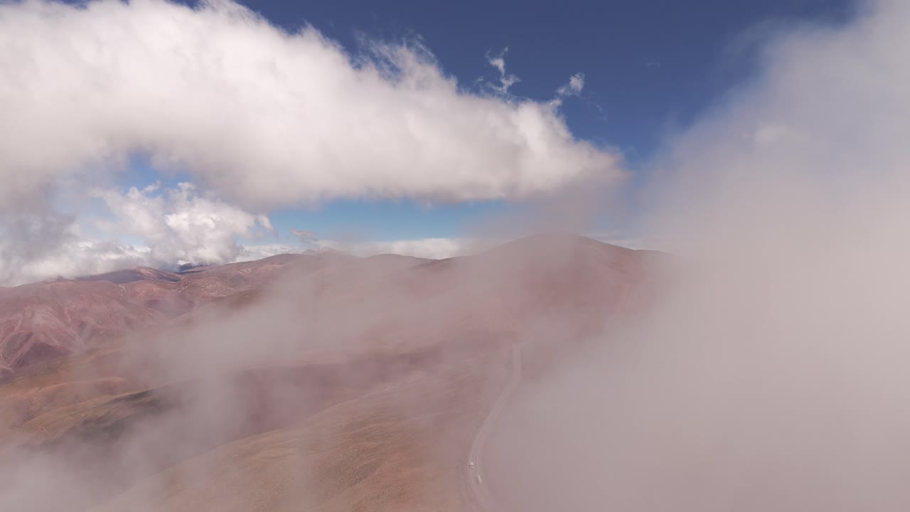 vista aérea de drones volando entre las nubes que rodean las montañas del paisaje árido en el noreste de argentina
